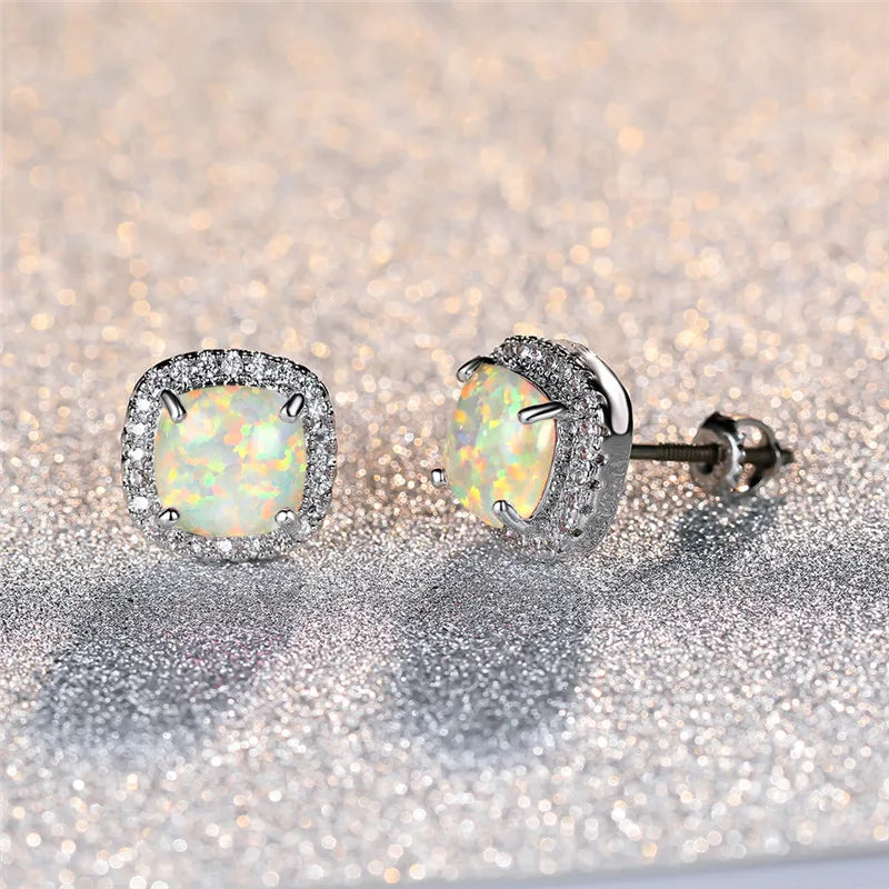 Eleganti Orecchini in Argento con Opale Bianco Fuoco a Forma Rotonda