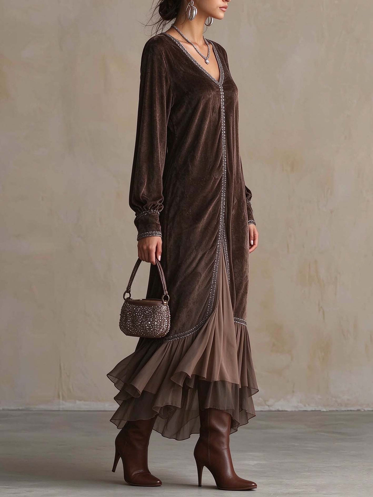 Teresa | Vestito midi ampio in suede sintetico con scollo a V e dettaglio di bordatura