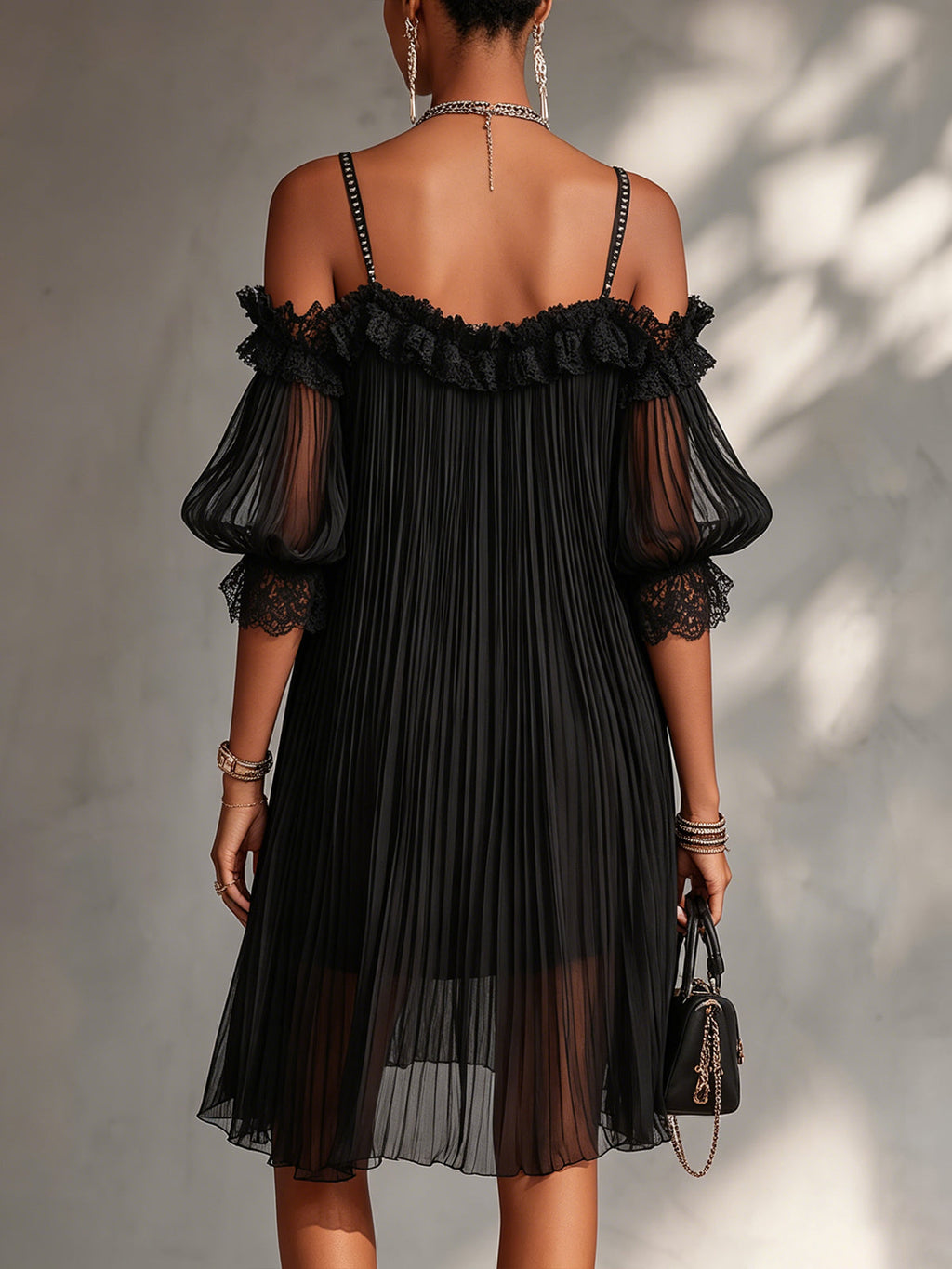 VITTORIA | MINI VESTITO NERO IN MUSLINA CON SPALLE SCOPERTE E ORLO IN PIZZO