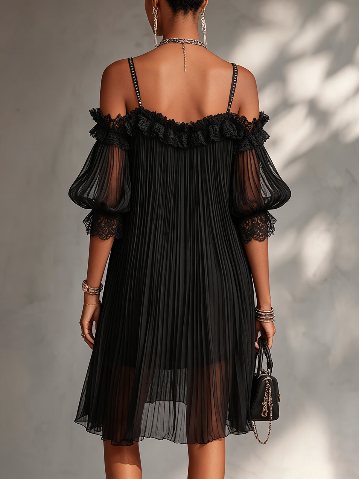 VITTORIA | MINI VESTITO NERO IN MUSLINA CON SPALLE SCOPERTE E ORLO IN PIZZO