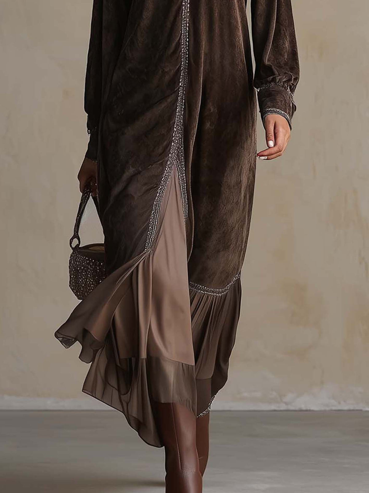 Teresa | Vestito midi ampio in suede sintetico con scollo a V e dettaglio di bordatura