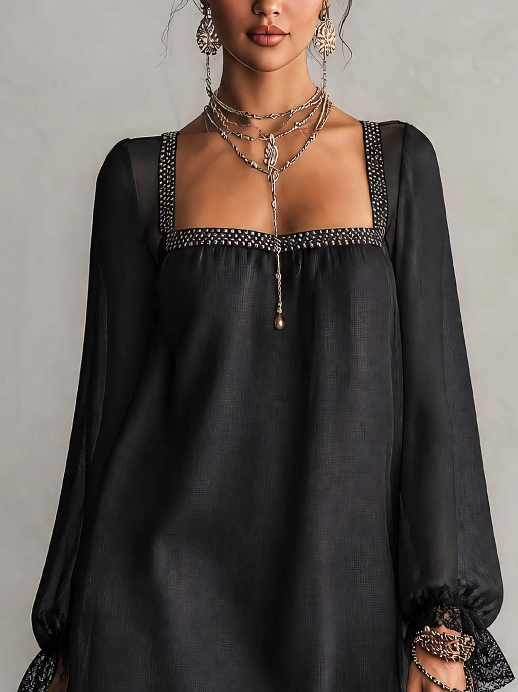 Abito Mini con Collo Quadrato e Maniche in Pizzo con Strass Neri
