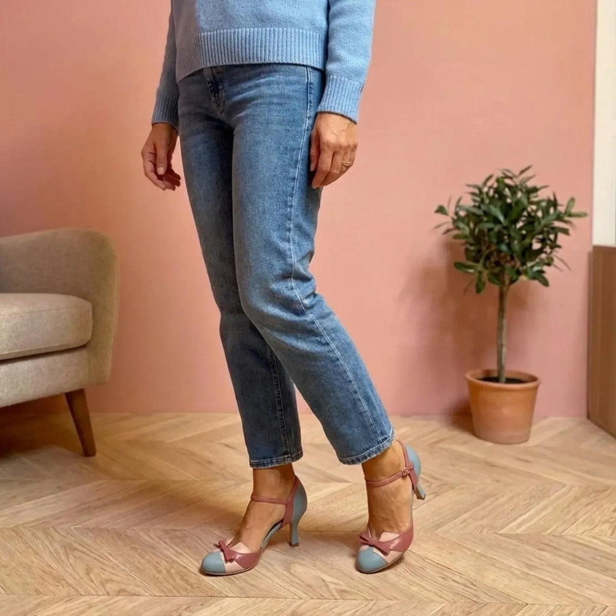 Ariane – Décolleté Vintage Bicolore con Fiocco