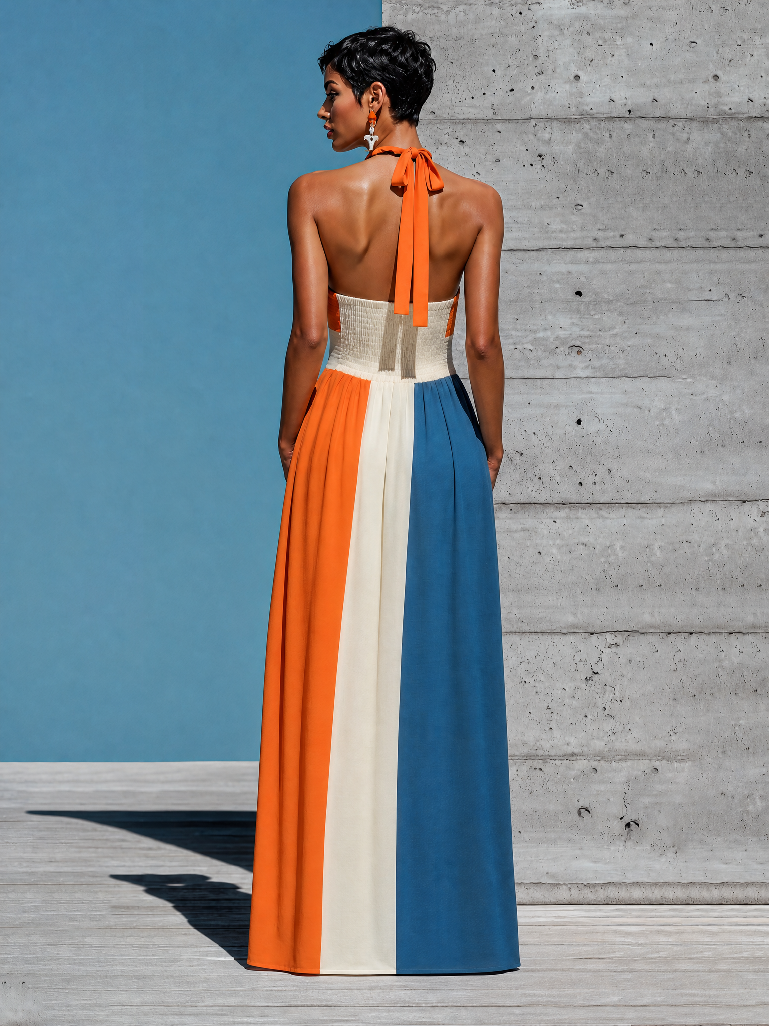 Abito Maxi Donna a Blocchi di Colore Arancione, Bianco e Blu con Scollo Halter e Corpetto Arricciato -