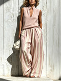 Set top senza maniche rosa e pantaloni a righe larghi
