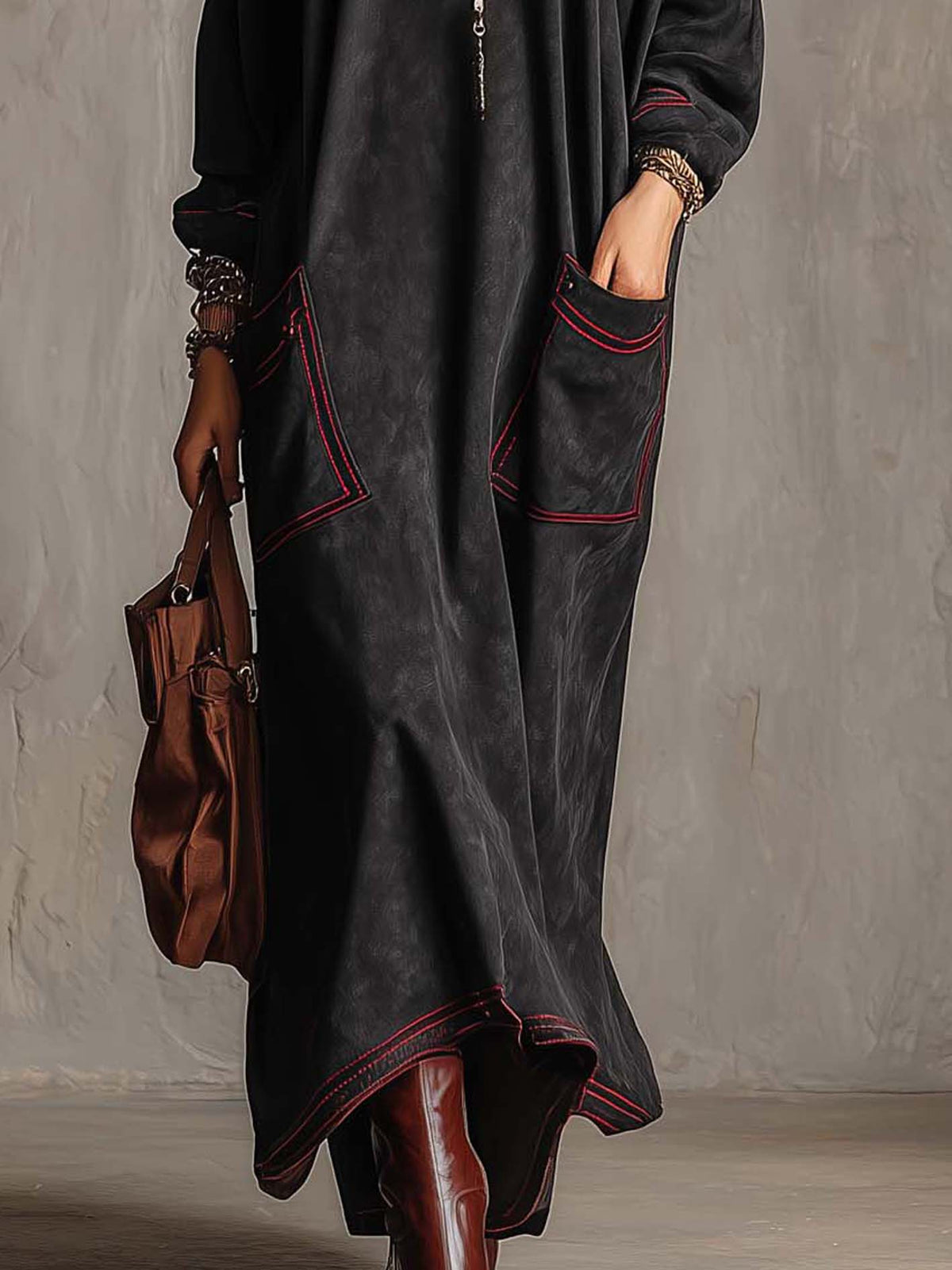 Estela | Vestito lungo in suede sintetico nero con cuciture a contrasto rosse e tasche a toppa