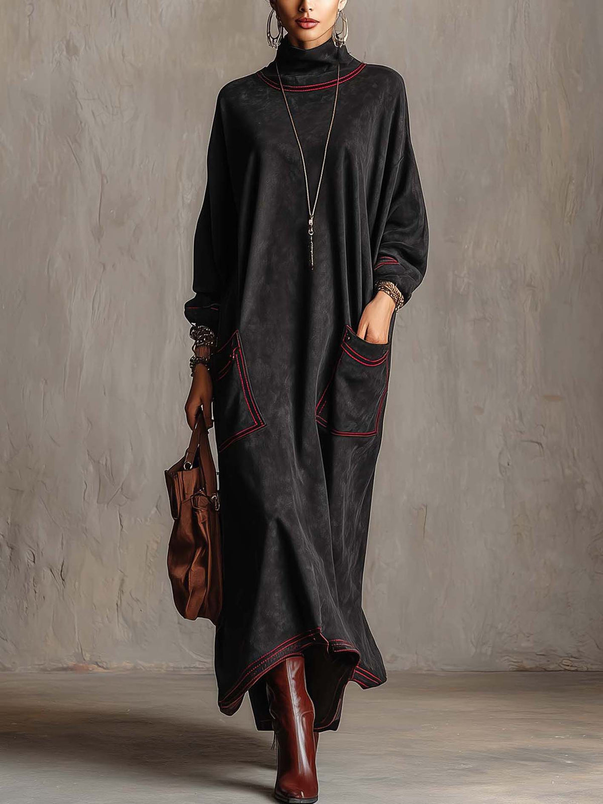 Estela | Vestito lungo in suede sintetico nero con cuciture a contrasto rosse e tasche a toppa
