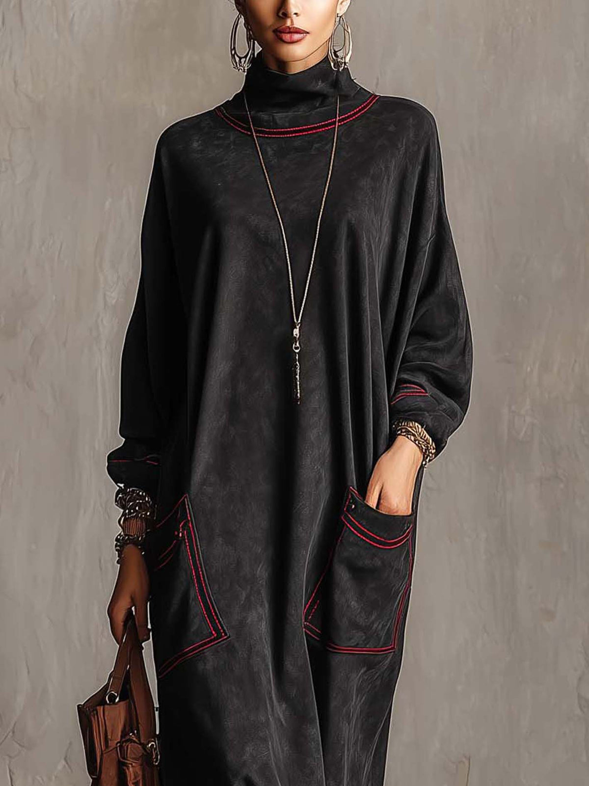 Estela | Vestito lungo in suede sintetico nero con cuciture a contrasto rosse e tasche a toppa