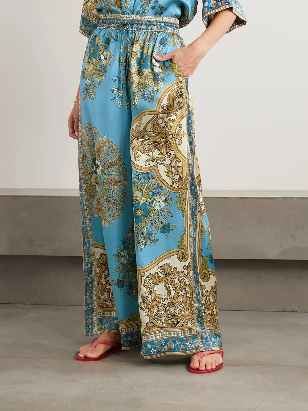 Set da Resort in Satin con Stampa Floreale Barocca in Due Pezzi