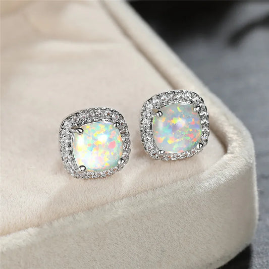 Eleganti Orecchini in Argento con Opale Bianco Fuoco a Forma Rotonda