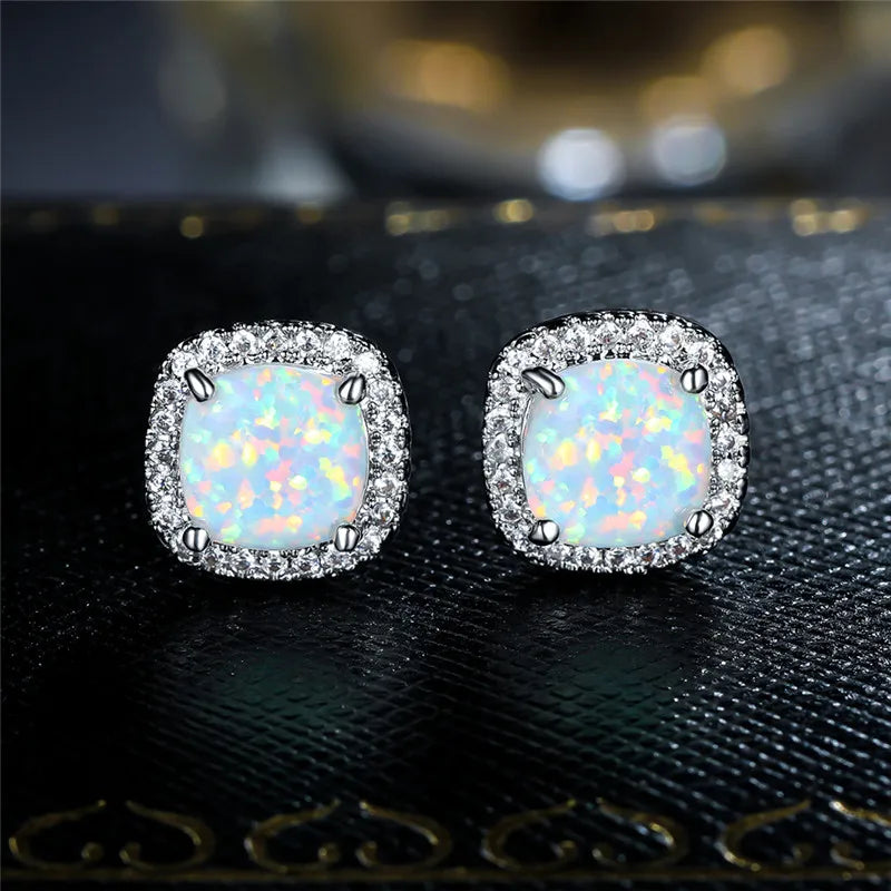 Eleganti Orecchini in Argento con Opale Bianco Fuoco a Forma Rotonda