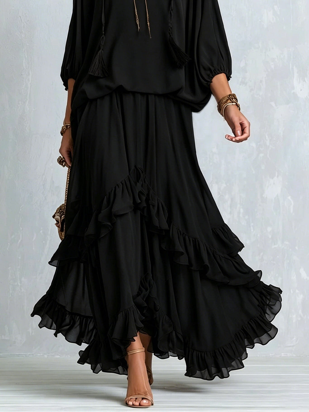 Elvire | Top V-collo in Chiffon Nero con Frange Abbinato a un Set di Gonna a Volant Sovrapposti