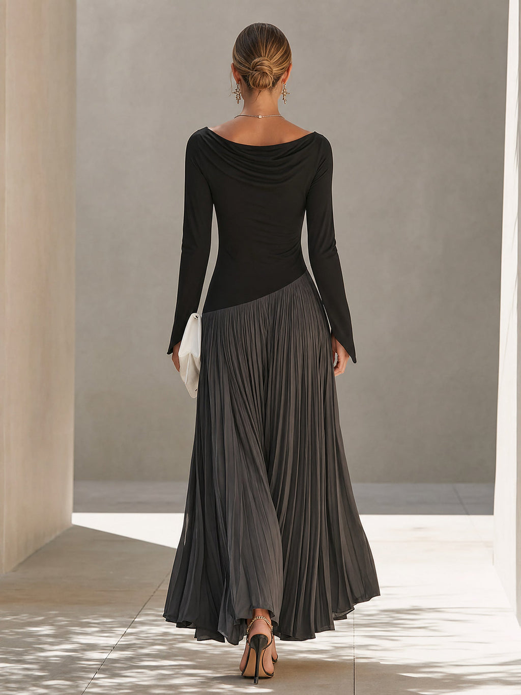 Abito Maxi Plissettato con Scollatura Drappeggiata Bicolore Nero e Grigio