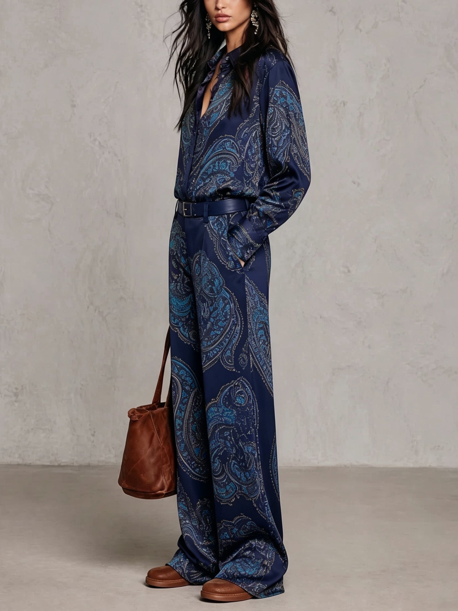 Gloria | Camicia di seta a manica lunga con stampa paisley bordeaux e pantaloni a gamba larga