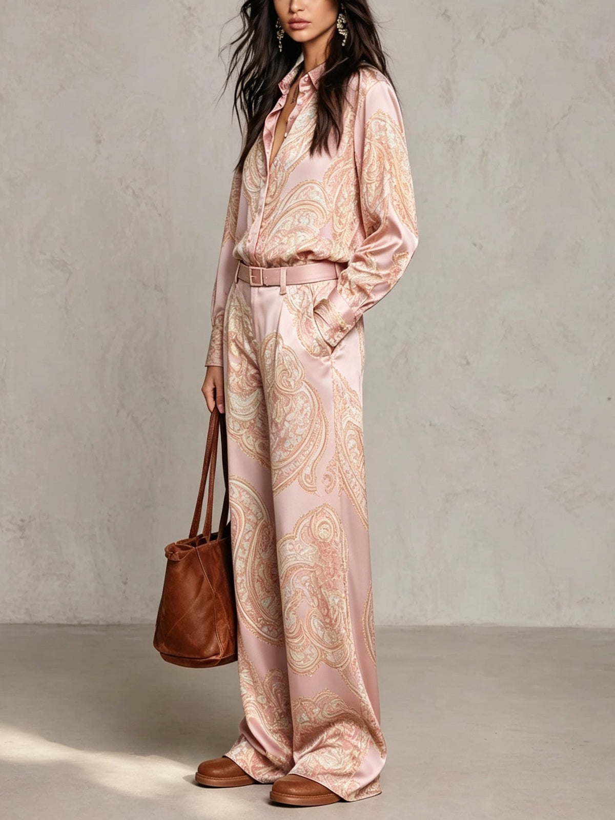 Set di Camicia a Maniche Lunghe in Satin con Stampa Paisley Rosa e Pantaloni a Gamba Larga (con cintura)