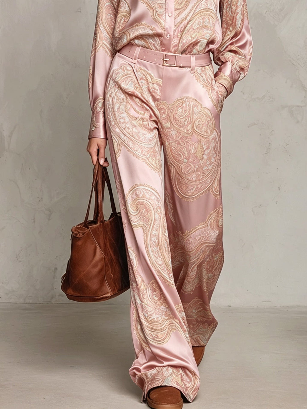 Set di Camicia a Maniche Lunghe in Satin con Stampa Paisley Rosa e Pantaloni a Gamba Larga (con cintura)