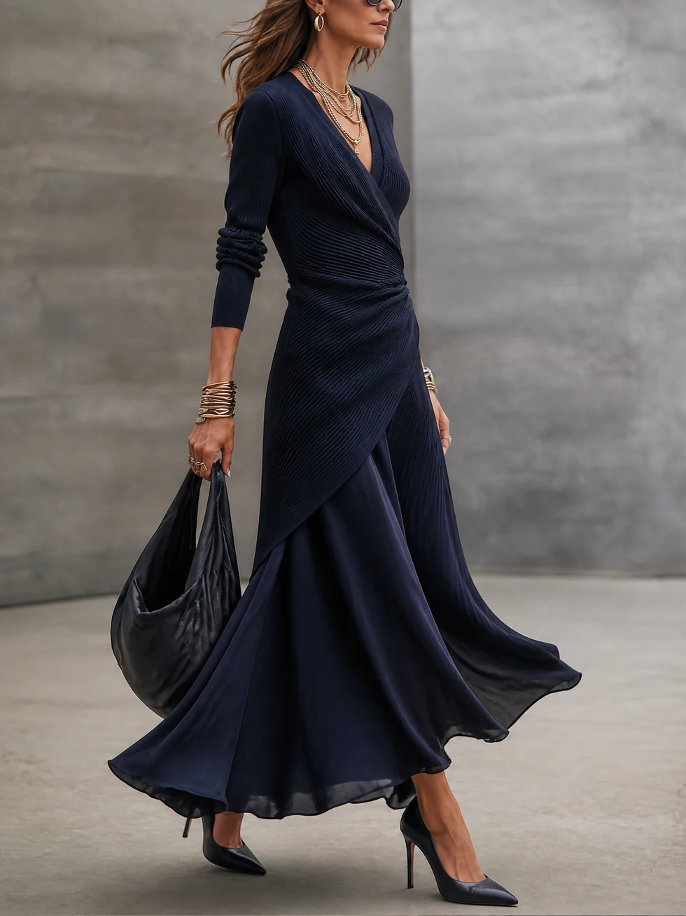 Margaux | Abito Maxi Asimmetrico con Scollo a V e Inserti in Satin Blu Marino