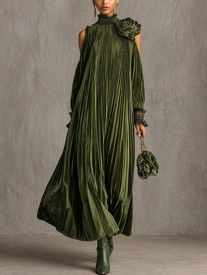 Rosa - Vestito lungo plissettato verde oliva con dettaglio floreale sulla spalla