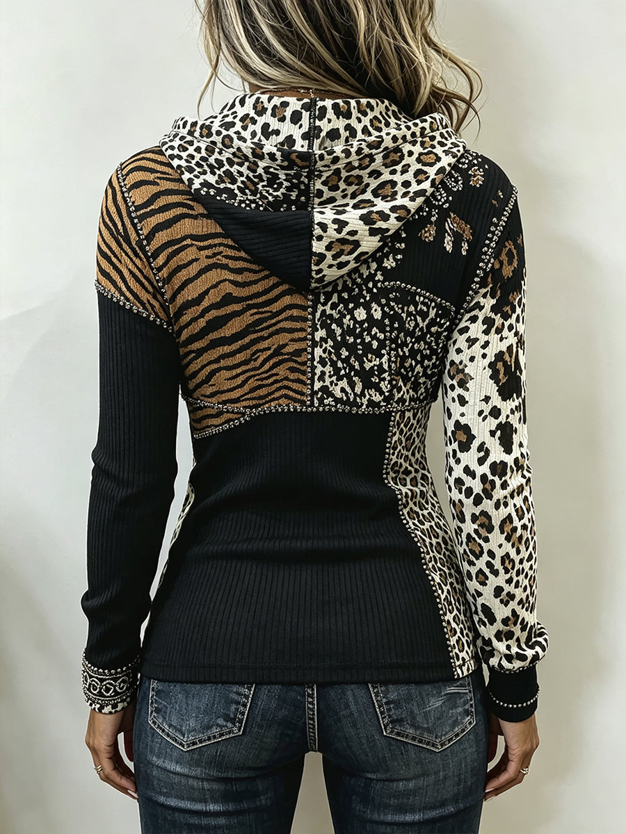 Top con cappuccio a coste e stampa patchwork animale chic